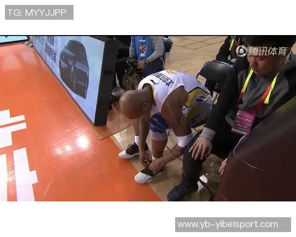 大球后退失足鞋子滑落意外摔倒引发全场哄笑的囧事